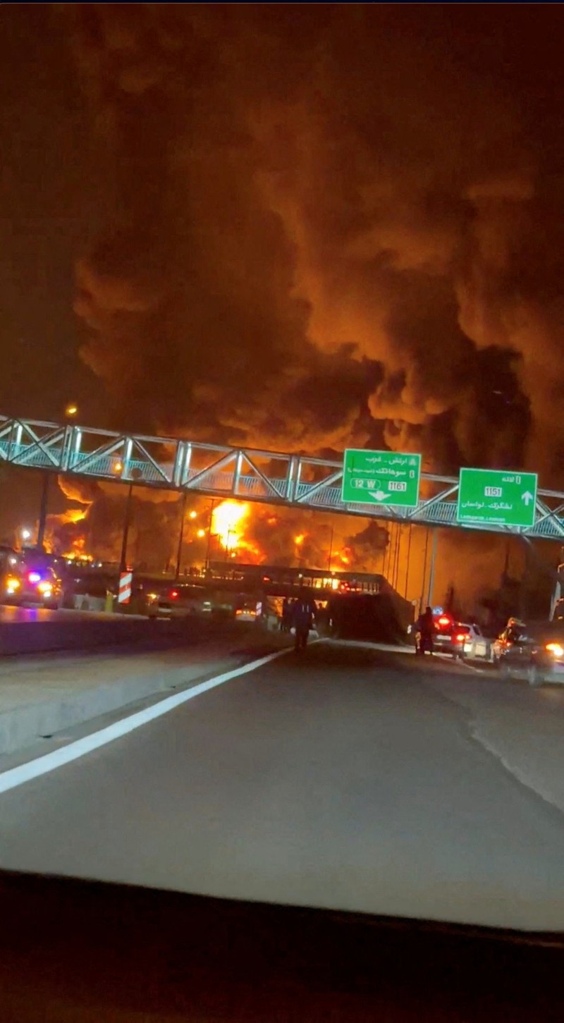 Api berkobar dan asap mengepul dari Depot Minyak Aqdasieh setelah dilaporkan terkena serangan, di tengah konflik AS-Israel dengan Iran, di Teheran, Iran, Sabtu (7/3/2026). (SOCIAL MEDIA/via REUTERS)