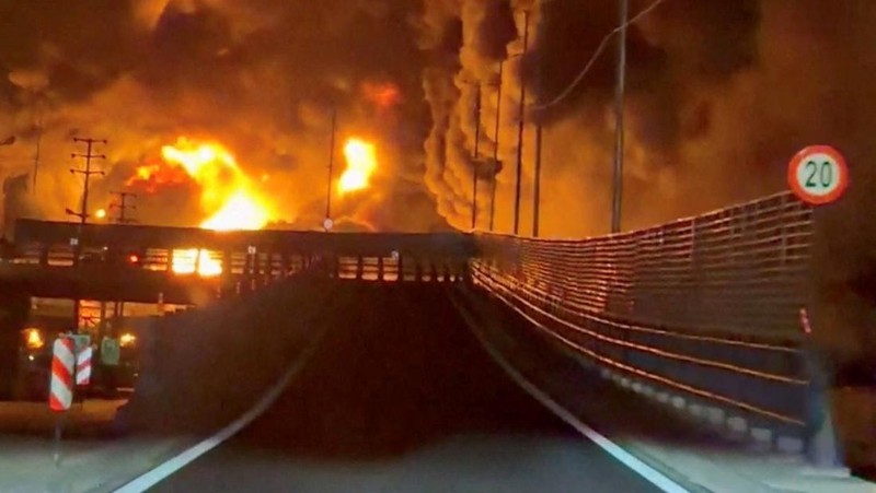 Api berkobar dan asap mengepul dari Depot Minyak Aqdasieh setelah dilaporkan terkena serangan, di tengah konflik AS-Israel dengan Iran, di Teheran, Iran, Sabtu (7/3/2026). (SOCIAL MEDIA/via REUTERS)