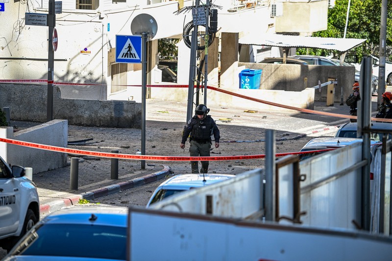Kerusakan akibat serang rudal Iran di Israel Tengah, Minggu (8/3/2026). (REUTERS/Dylan Martinez)