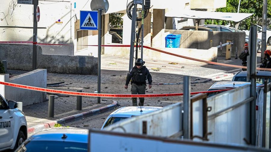 Kerusakan akibat serang rudal Iran di Israel Tengah, Minggu (8/3/2026). (REUTERS/Dylan Martinez)