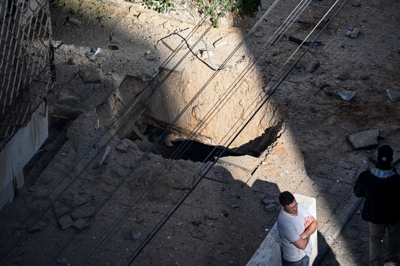 Kerusakan akibat serang rudal Iran di Israel Tengah, Minggu (8/3/2026). (REUTERS/Dylan Martinez)