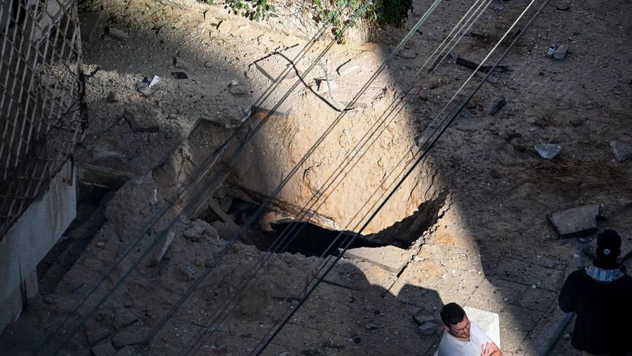 Kerusakan akibat serang rudal Iran di Israel Tengah, Minggu (8/3/2026). (REUTERS/Dylan Martinez)