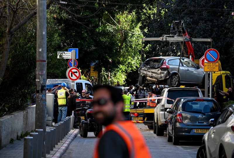Kerusakan akibat serang rudal Iran di Israel Tengah, Minggu (8/3/2026). (REUTERS/Dylan Martinez)