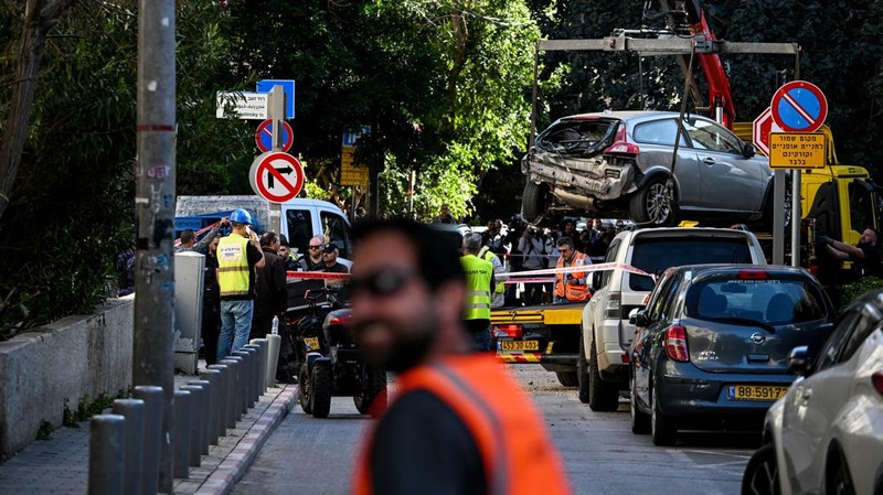 Kerusakan akibat serang rudal Iran di Israel Tengah, Minggu (8/3/2026). (REUTERS/Dylan Martinez)