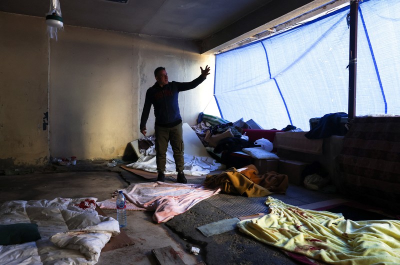 Kerusakan akibat serangan Israel terhadap sebuah apartemen di gedung hotel Ramada Plaza, di Beirut, Lebanon, Minggu (8/3/2026). (REUTERS/Claudia Greco)