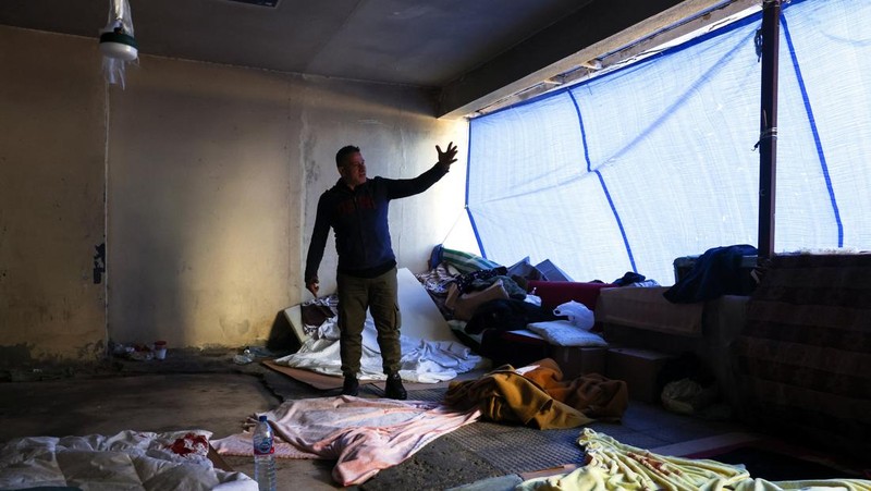 Kerusakan akibat serangan Israel terhadap sebuah apartemen di gedung hotel Ramada Plaza, di Beirut, Lebanon, Minggu (8/3/2026). (REUTERS/Claudia Greco)