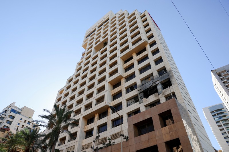 Kerusakan akibat serangan Israel terhadap sebuah apartemen di gedung hotel Ramada Plaza, di Beirut, Lebanon, Minggu (8/3/2026). (REUTERS/Claudia Greco)