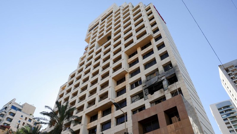 Kerusakan akibat serangan Israel terhadap sebuah apartemen di gedung hotel Ramada Plaza, di Beirut, Lebanon, Minggu (8/3/2026). (REUTERS/Claudia Greco)