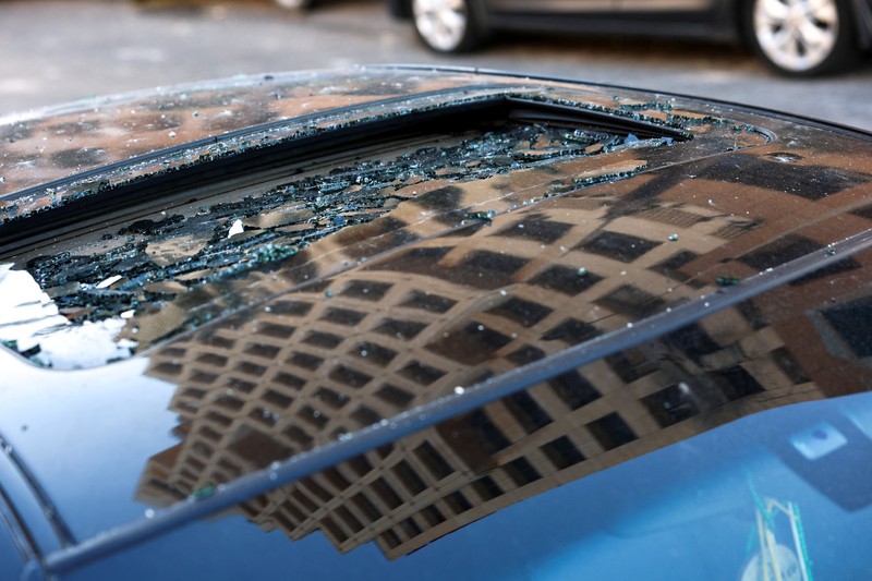 Kerusakan akibat serangan Israel terhadap sebuah apartemen di gedung hotel Ramada Plaza, di Beirut, Lebanon, Minggu (8/3/2026). (REUTERS/Claudia Greco)