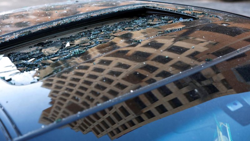 Kerusakan akibat serangan Israel terhadap sebuah apartemen di gedung hotel Ramada Plaza, di Beirut, Lebanon, Minggu (8/3/2026). (REUTERS/Claudia Greco)