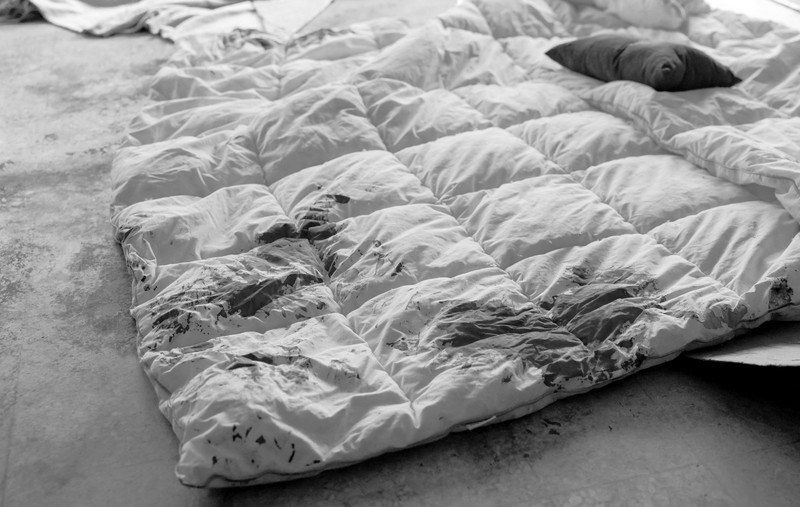 Kerusakan akibat serangan Israel terhadap sebuah apartemen di gedung hotel Ramada Plaza, di Beirut, Lebanon, Minggu (8/3/2026). (REUTERS/Claudia Greco)