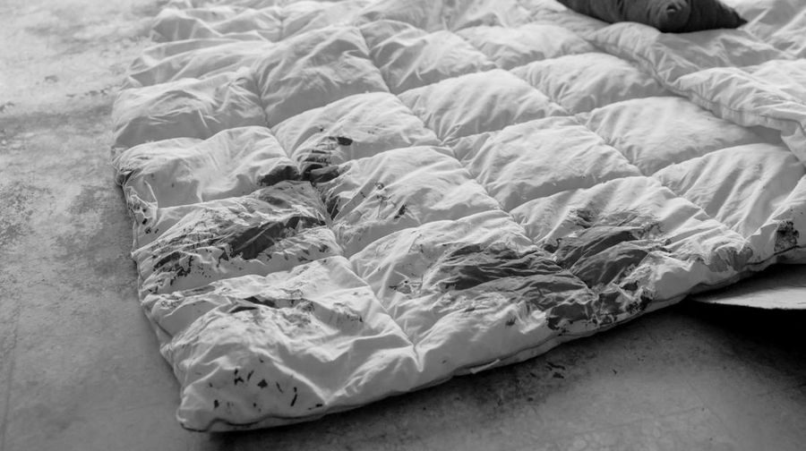 Kerusakan akibat serangan Israel terhadap sebuah apartemen di gedung hotel Ramada Plaza, di Beirut, Lebanon, Minggu (8/3/2026). (REUTERS/Claudia Greco)