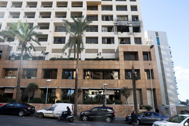 Kerusakan akibat serangan Israel terhadap sebuah apartemen di gedung hotel Ramada Plaza, di Beirut, Lebanon, Minggu (8/3/2026). (REUTERS/Claudia Greco)