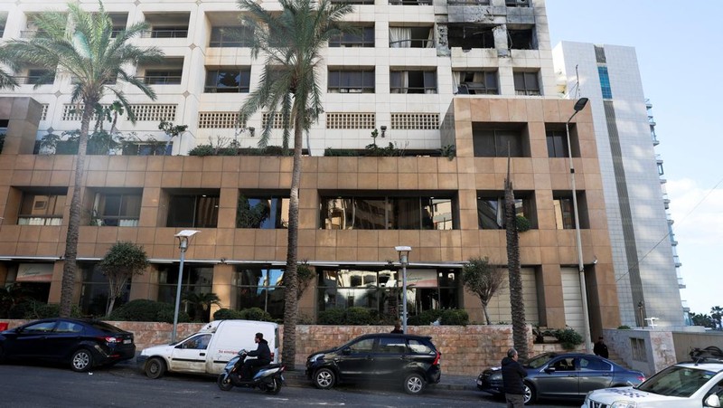 Kerusakan akibat serangan Israel terhadap sebuah apartemen di gedung hotel Ramada Plaza, di Beirut, Lebanon, Minggu (8/3/2026). (REUTERS/Claudia Greco)
