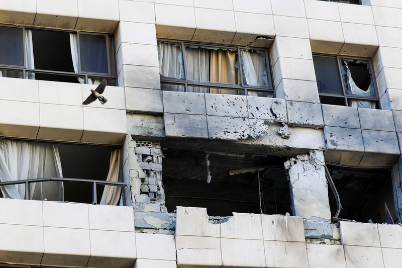 Kerusakan akibat serangan Israel terhadap sebuah apartemen di gedung hotel Ramada Plaza, di Beirut, Lebanon, Minggu (8/3/2026). (REUTERS/Claudia Greco)