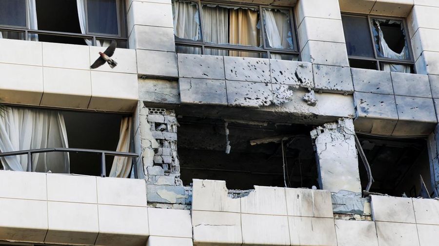 Kerusakan akibat serangan Israel terhadap sebuah apartemen di gedung hotel Ramada Plaza, di Beirut, Lebanon, Minggu (8/3/2026). (REUTERS/Claudia Greco)