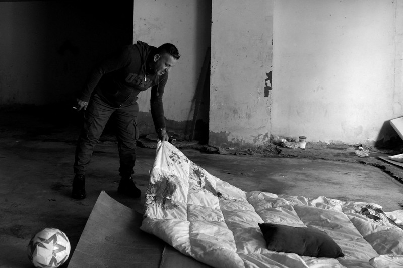 Kerusakan akibat serangan Israel terhadap sebuah apartemen di gedung hotel Ramada Plaza, di Beirut, Lebanon, Minggu (8/3/2026). (REUTERS/Claudia Greco)