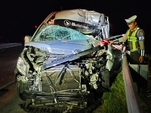Hiace Tabrak Truk Tanpa Lampu Belakang di Tol Solo-Ngawi, 1 Orang Tewas