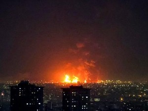 Langit Teheran Memerah Usai AS-Israel Bombardir Depot Minyak Iran
