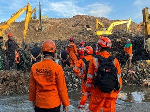 Video Gunung Sampah di Bantargebang Longsor, 3 Orang Tewas
