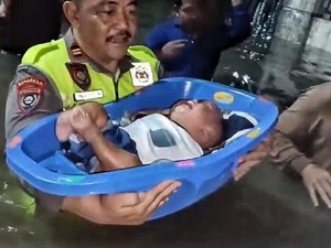 Polda Banten Evakuasi Balita dari Banjir di Cibeber Kota Cilegon