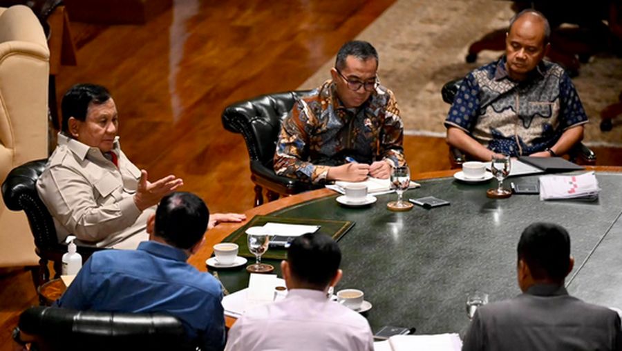 Presiden Prabowo Subianto menggelar lima rapat berbeda dengan memanggil beberapa menteri anggota Kabinet Merah Putih di kediaman Hambalang, Bogor, Jawa Barat, Minggu (8/3/2026). Rapat itu digelar sejak siang hingga malam hari.