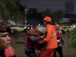 Pondok Karya Jaksel Banjir 170 Cm, Brimob Evakuasi Nenek 84 Tahun