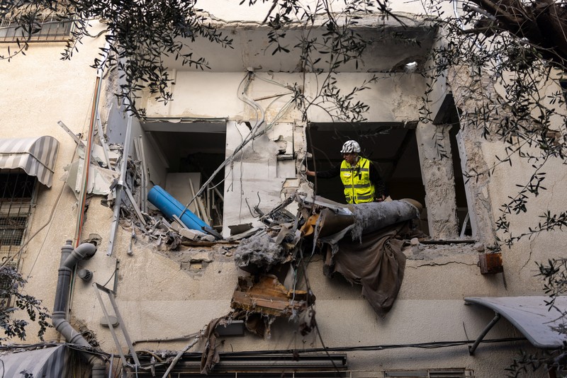 Kerusakan akibat serang rudal Iran di Israel Tengah, Minggu (8/3/2026). (REUTERS/Dylan Martinez)