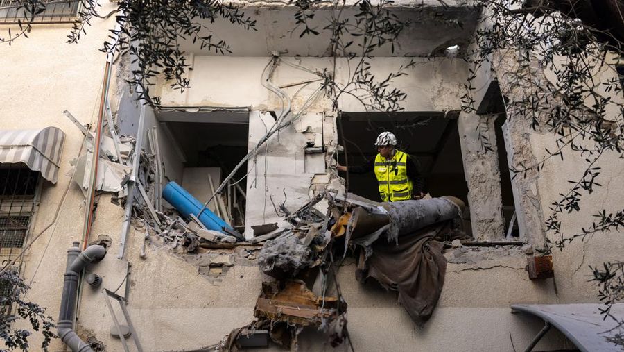 Kerusakan akibat serang rudal Iran di Israel Tengah, Minggu (8/3/2026). (REUTERS/Dylan Martinez)