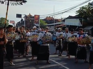 Tradisi Tek-Tekan Nangkluk Merana Jelang Nyepi di Kediri Tabanan