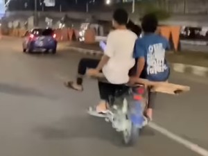 Viral Remaja Bonceng 5 Pakai Motor Ugal-ugalan di Pettarani Makassar