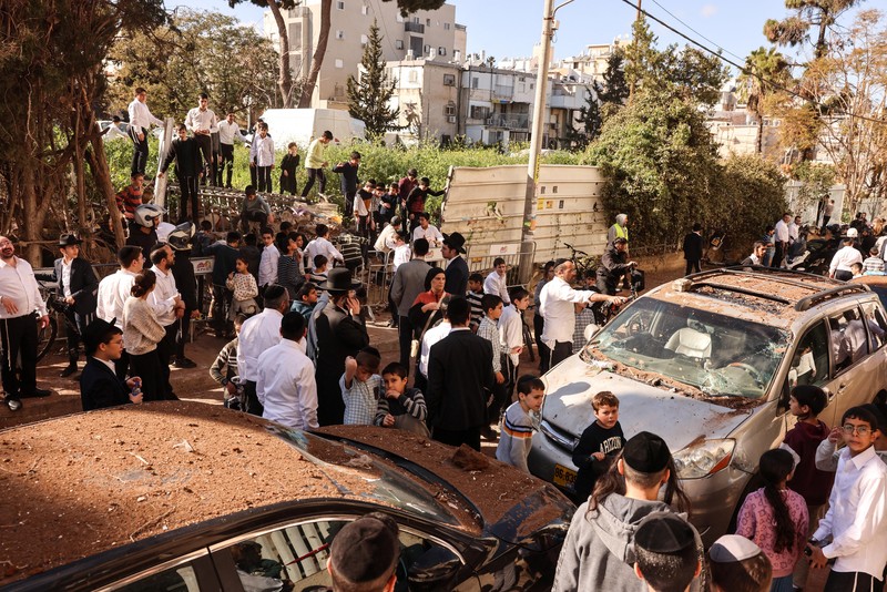 Kerusakan akibat serang rudal Iran di Israel Tengah, Minggu (8/3/2026). (REUTERS/Dylan Martinez)
