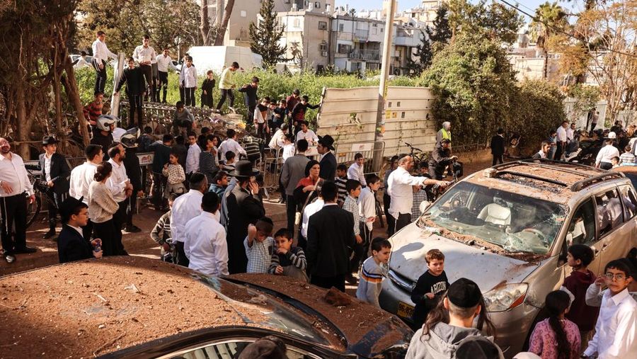 Kerusakan akibat serang rudal Iran di Israel Tengah, Minggu (8/3/2026). (REUTERS/Dylan Martinez)