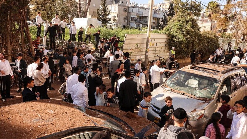 Kerusakan akibat serang rudal Iran di Israel Tengah, Minggu (8/3/2026). (REUTERS/Dylan Martinez)