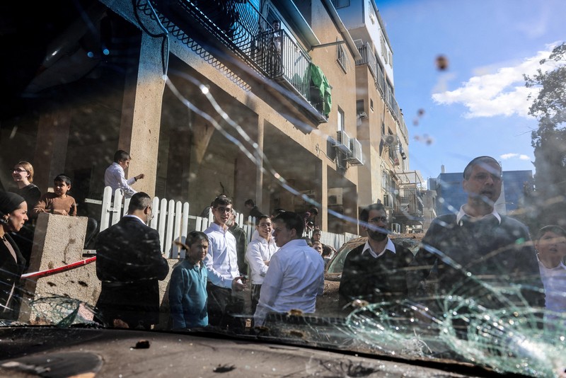 Kerusakan akibat serang rudal Iran di Israel Tengah, Minggu (8/3/2026). (REUTERS/Dylan Martinez)