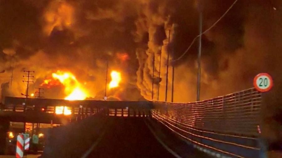 Api berkobar dan asap mengepul dari Depot Minyak Aqdasieh setelah dilaporkan terkena serangan, di tengah konflik AS-Israel dengan Iran, di Teheran, Iran, dalam cuplikan layar yang diambil dari video media sosial yang dirilis pada 8 Maret 2026. (SOCIAL MEDIA/via REUTERS)