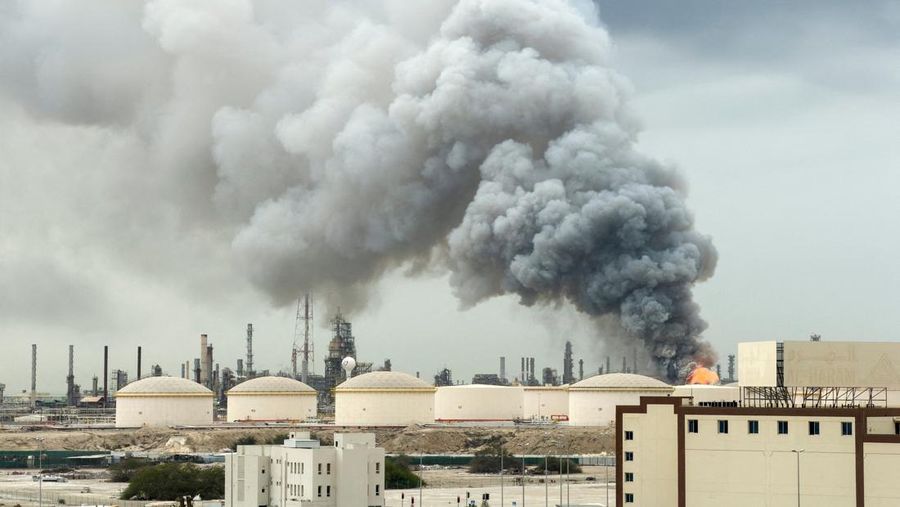 Asap mengepul setelah serangan terhadap Kilang Minyak Bapco, di tengah konflik AS-Israel dengan Iran, di Pulau Sitra, Bahrain, 9 Maret 2026. (REUTERS/Stringer)