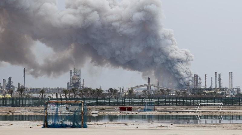 Asap mengepul setelah serangan terhadap Kilang Minyak Bapco, di tengah konflik AS-Israel dengan Iran, di Pulau Sitra, Bahrain, 9 Maret 2026. (REUTERS/Stringer)