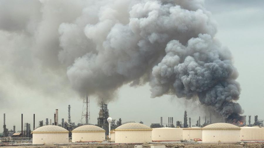 Asap mengepul setelah serangan terhadap Kilang Minyak Bapco, di tengah konflik AS-Israel dengan Iran, di Pulau Sitra, Bahrain, 9 Maret 2026. (REUTERS/Stringer)