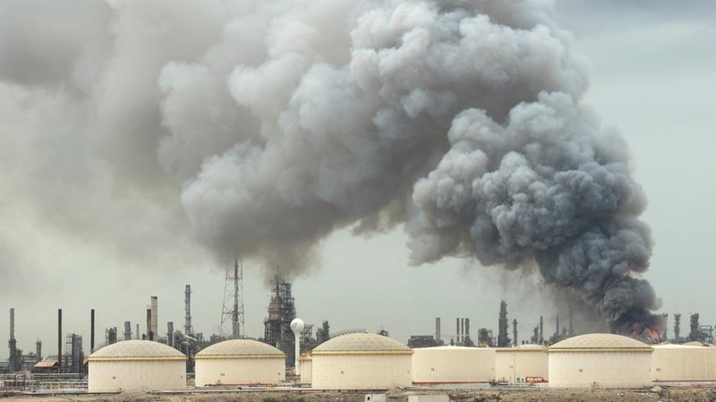 Asap mengepul setelah serangan terhadap Kilang Minyak Bapco, di tengah konflik AS-Israel dengan Iran, di Pulau Sitra, Bahrain, 9 Maret 2026. (REUTERS/Stringer)