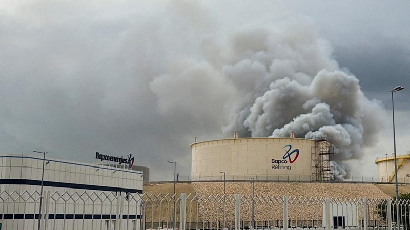 Asap mengepul setelah serangan terhadap Kilang Minyak Bapco, di tengah konflik AS-Israel dengan Iran, di Pulau Sitra, Bahrain, 9 Maret 2026. (REUTERS/Stringer)