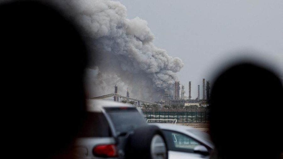 Asap mengepul setelah serangan terhadap Kilang Minyak Bapco, di tengah konflik AS-Israel dengan Iran, di Pulau Sitra, Bahrain, 9 Maret 2026. (REUTERS/Stringer)