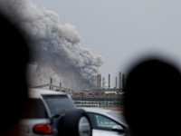 Asap mengepul setelah serangan terhadap Kilang Minyak Bapco, di tengah konflik AS-Israel dengan Iran, di Pulau Sitra, Bahrain, 9 Maret 2026. (REUTERS/Stringer)