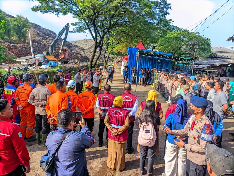 Longsor gunungan sampah setinggi 50 meter di Zona IV TPST Bantar Gebang, Bekasi, Minggu, (8/3/2026). (Dok. Kemenlh)