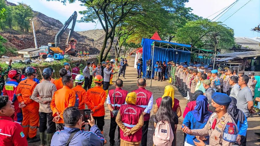Longsor gunungan sampah setinggi 50 meter di Zona IV TPST Bantar Gebang, Bekasi, Minggu, (8/3/2026). (Dok. Kemenlh)