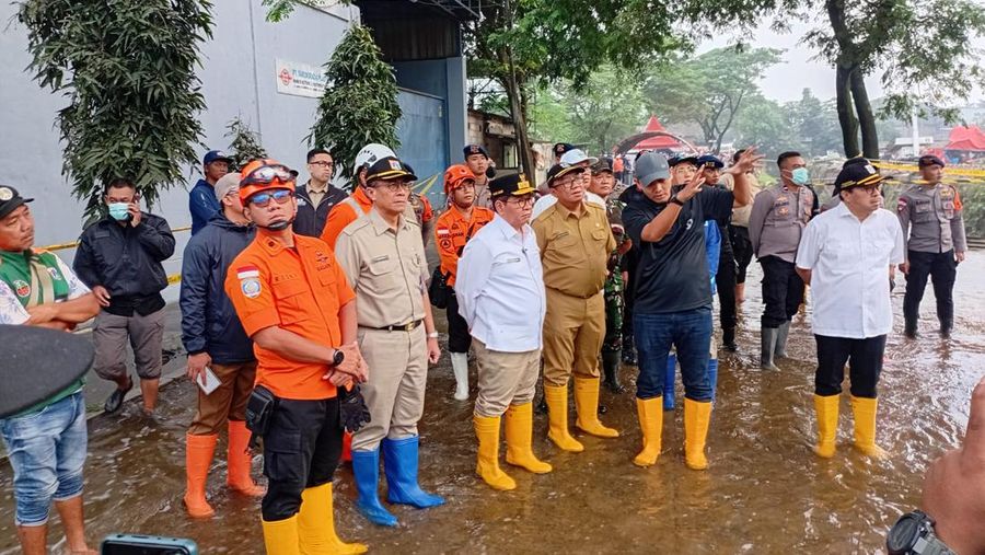 Gubernur DKI Jakarta, Pramono Anung saat meninjau proses pencarian korban hilang akibat longsor yang terjadi di area TPST Bantargebang, Kelurahan Ciketing Udik, Kecamatan Bantargebang, Kota Bekasi, Senin (9/3/2026). (Dok. BPBD Kota Bekasi)