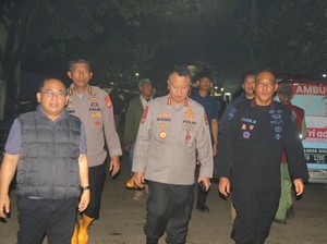 Brimob Polda Metro Bantu Evakuasi Korban Longsor Sampah di Bantargebang