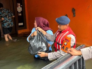 Banjir 5 Meter di Periuk Tangerang, Brimob Polda Metro Bantu Evakuasi