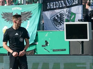 Aksi Konyol Suporter: Cabut Colokan VAR, Bikin Wasit Kebingungan!