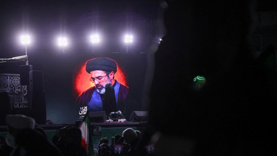 Gambar pemimpin tertinggi Iran yang baru, Mojtaba Khamenei, ditampilkan di layar di Teheran, di tengah konflik AS-Israel dengan Iran, di Teheran, Iran, 9 Maret 2026. (Majid Asgaripour/WANA (West Asia News Agency) via REUTERS)